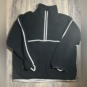 Women’s LaMarque black Sherpa fleece with leather trim in size small